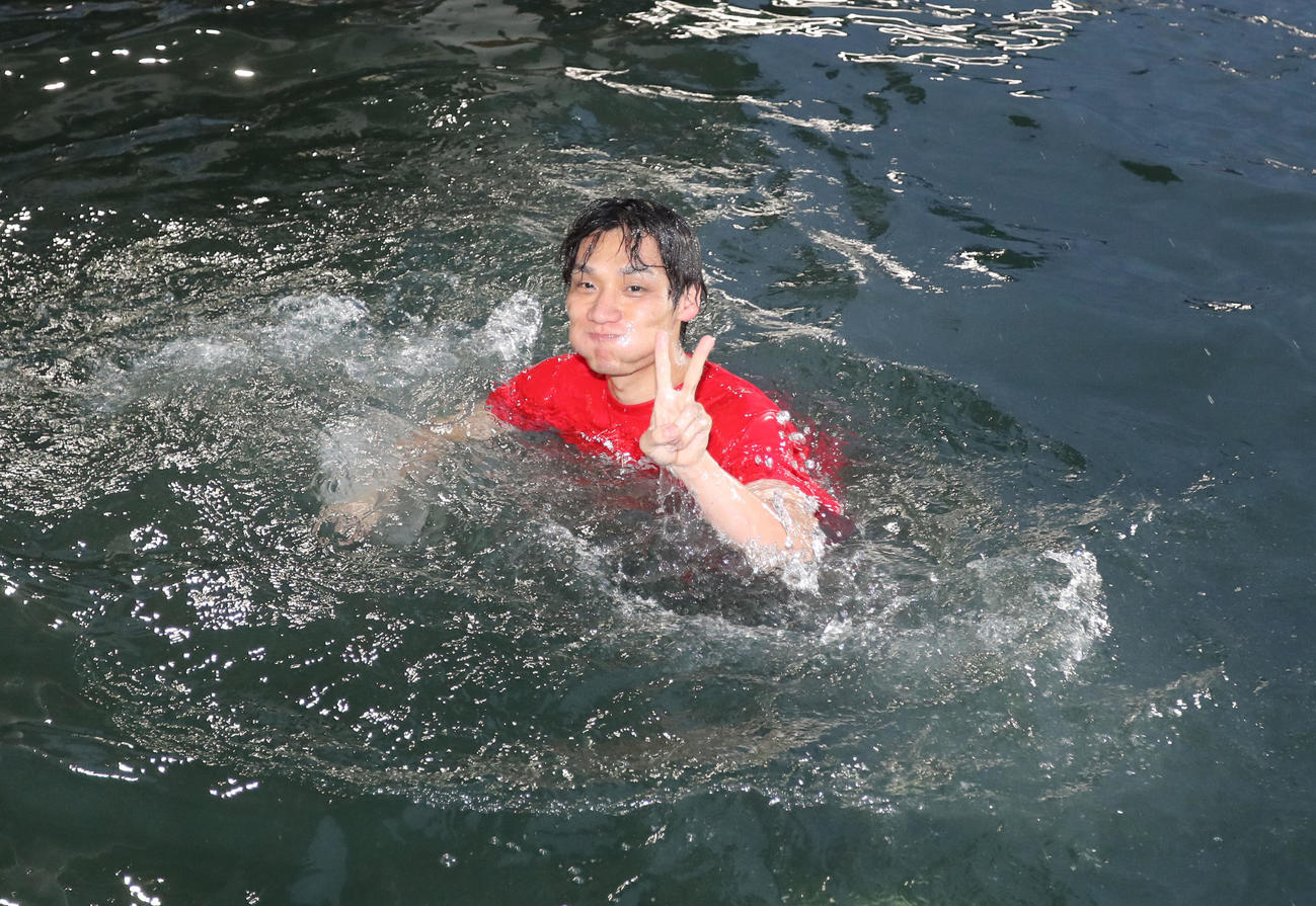 通算1000勝を挙げ、水神祭で祝福される上野真之介（撮影・屋方直哉）