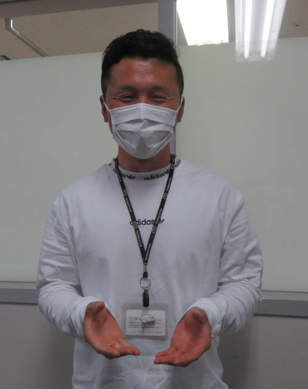 「このぐらいのケーキを買いに行きました」と笑う中川貴徳（撮影・栗田文人）