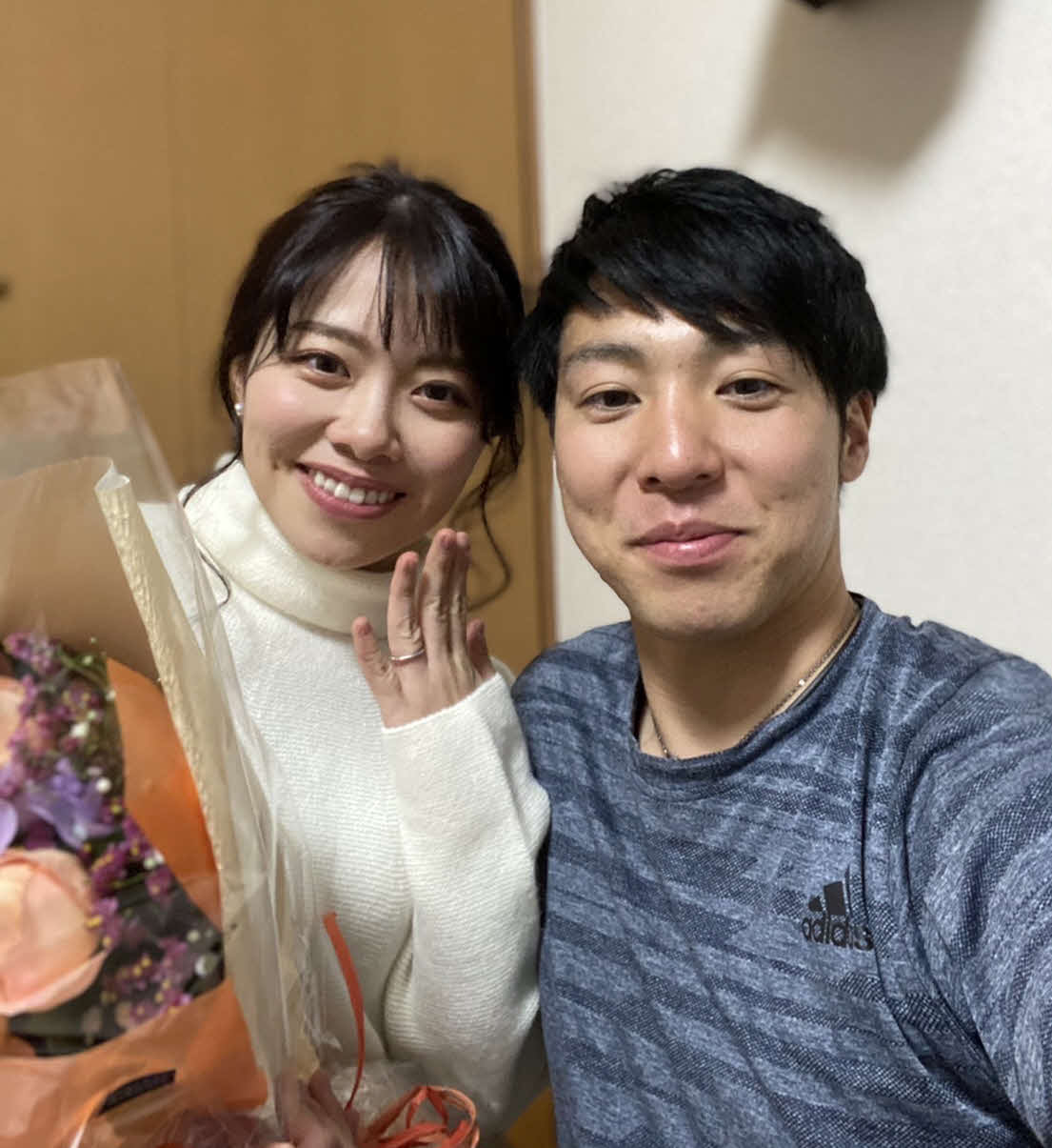結婚を発表した黒沢征治（右）と吉田夢姫