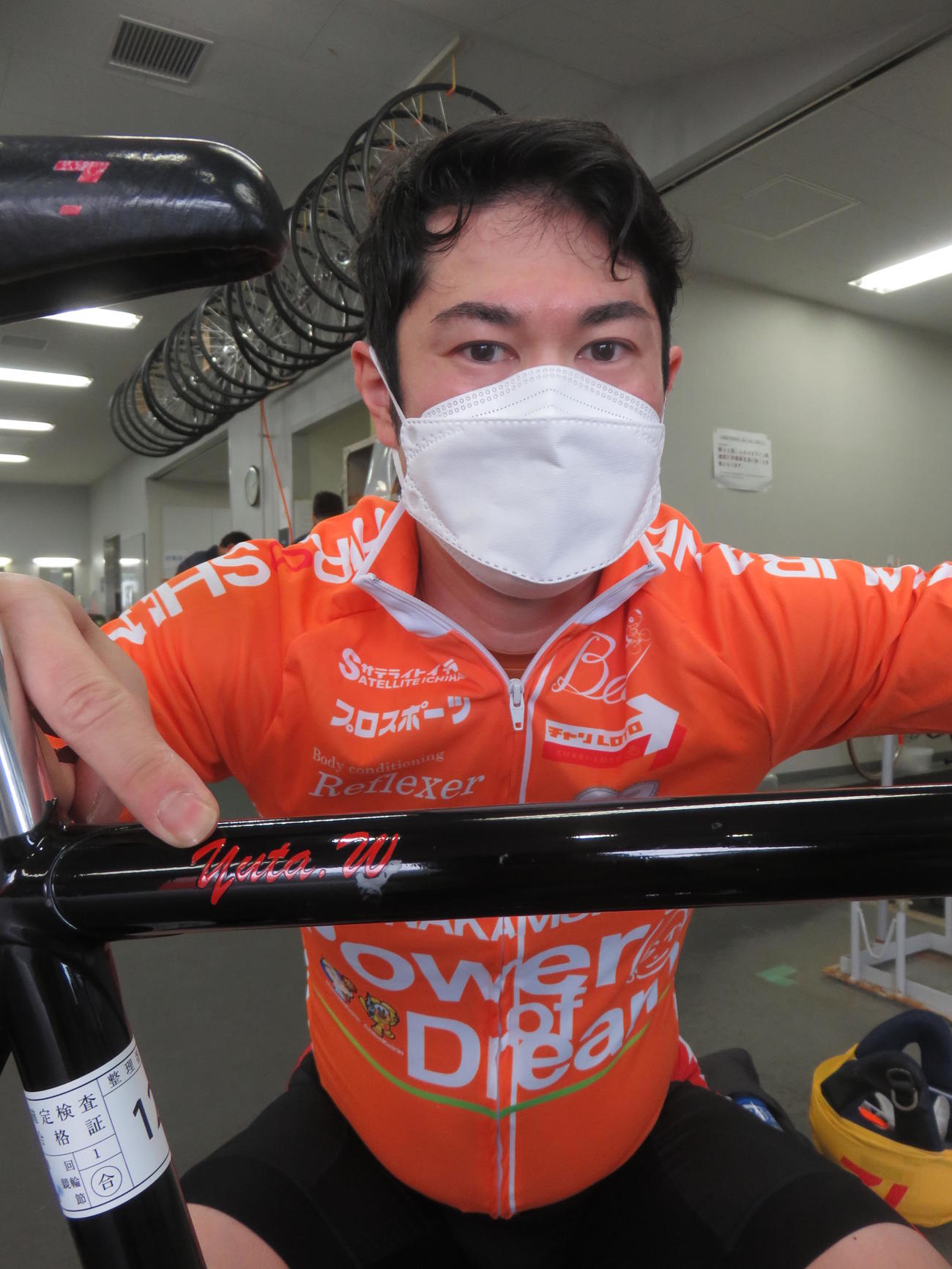 脇本雄太のネームを指さす根田空史