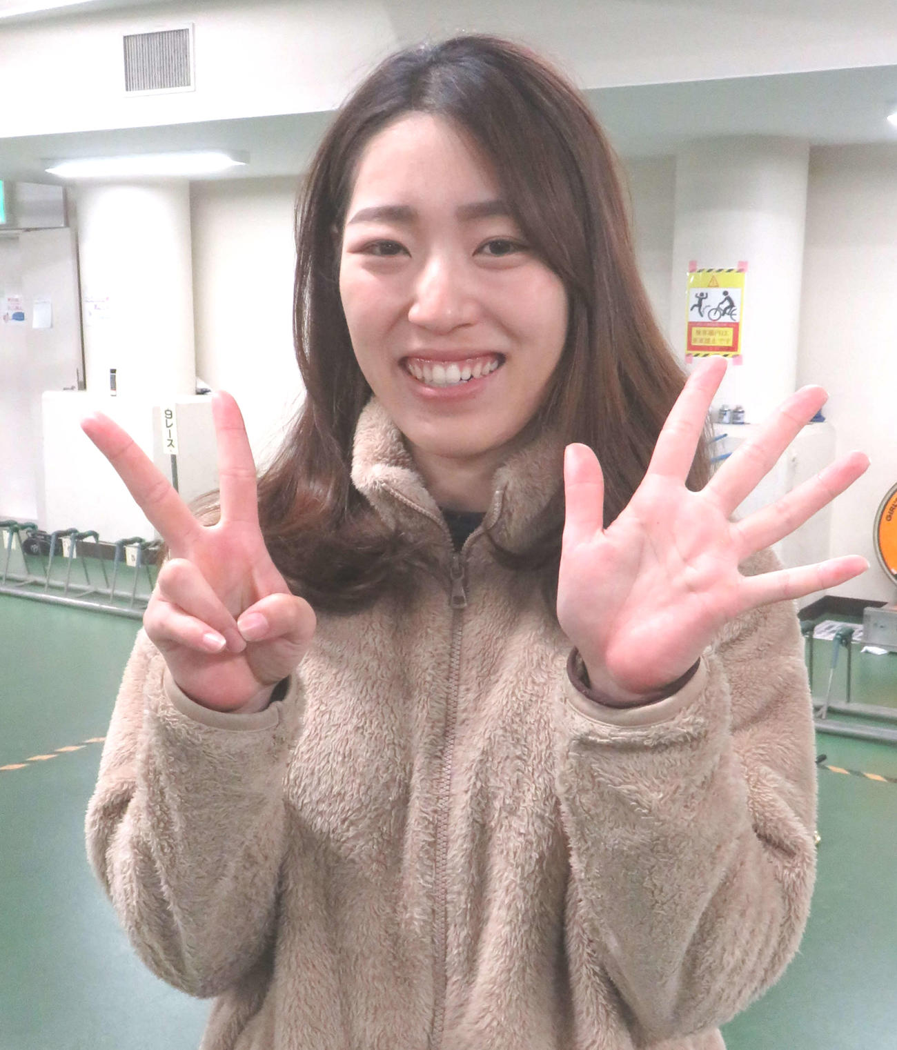 両手で25歳ポーズを作る高橋智香