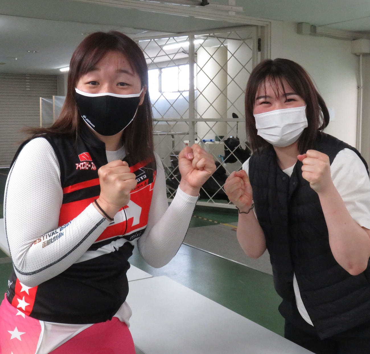 同期対決に力が入る鈴木美教（左）と坂口楓華（撮影・野島成浩）