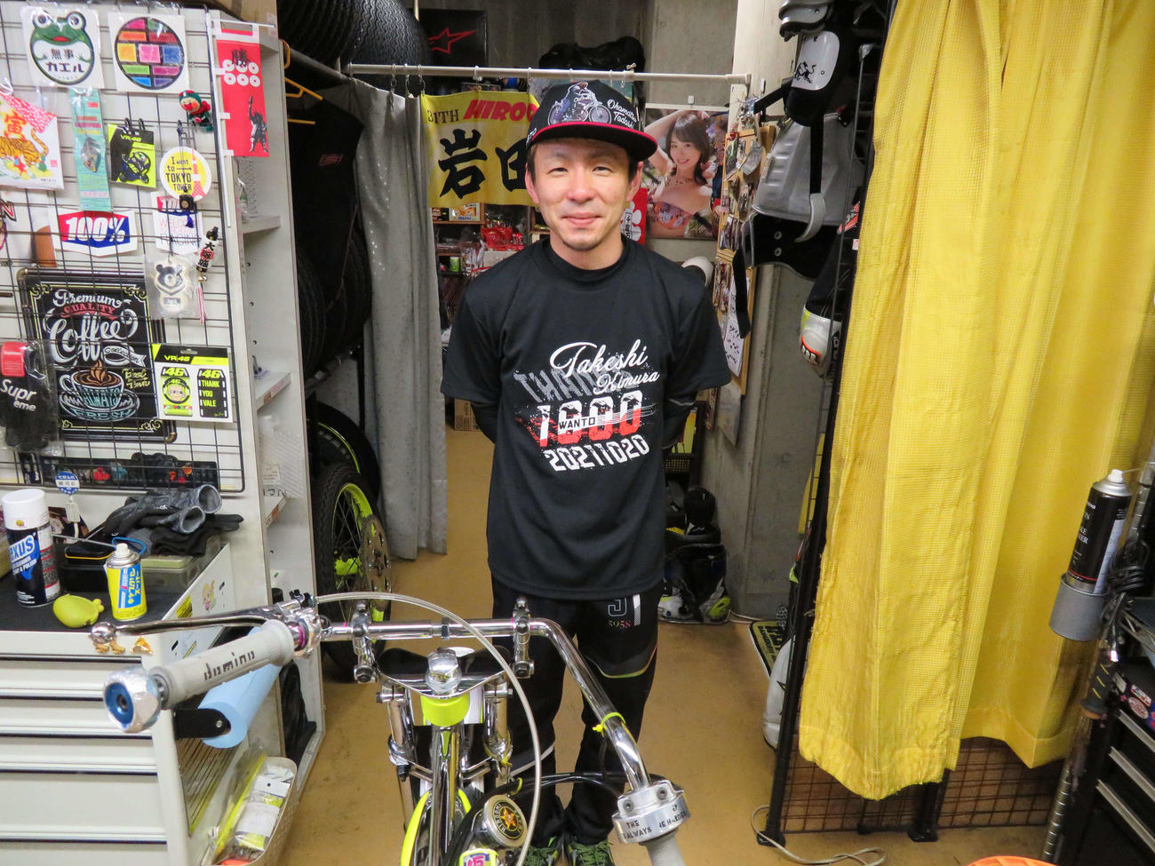 白星発進の岩田裕臣が岡松忠選手1000勝記念のキャップをかぶって撮影に応じる（撮影・小川将司）