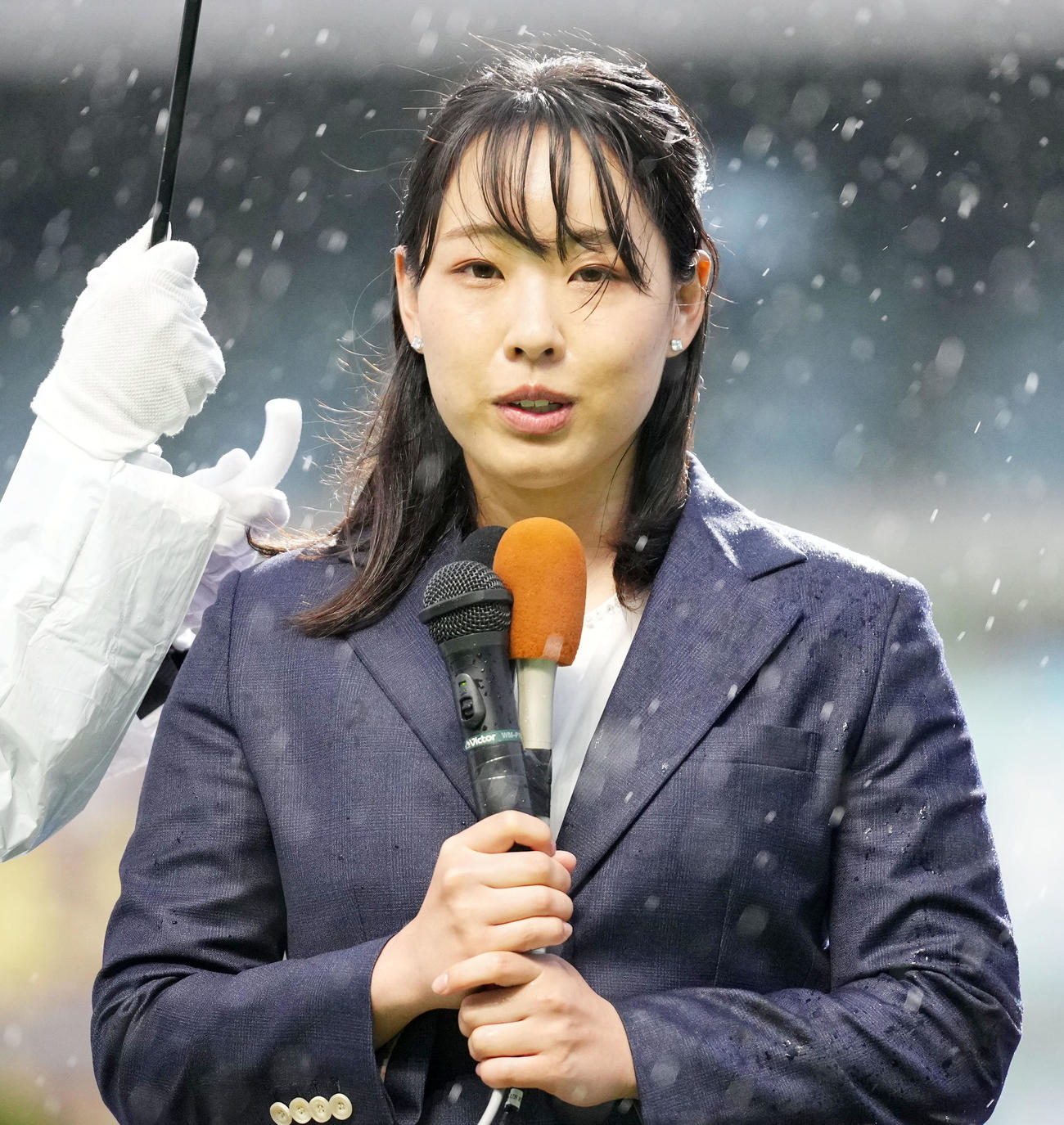 地元での優勝報告会で突然の引退を発表する高木真備（撮影・横山健太）