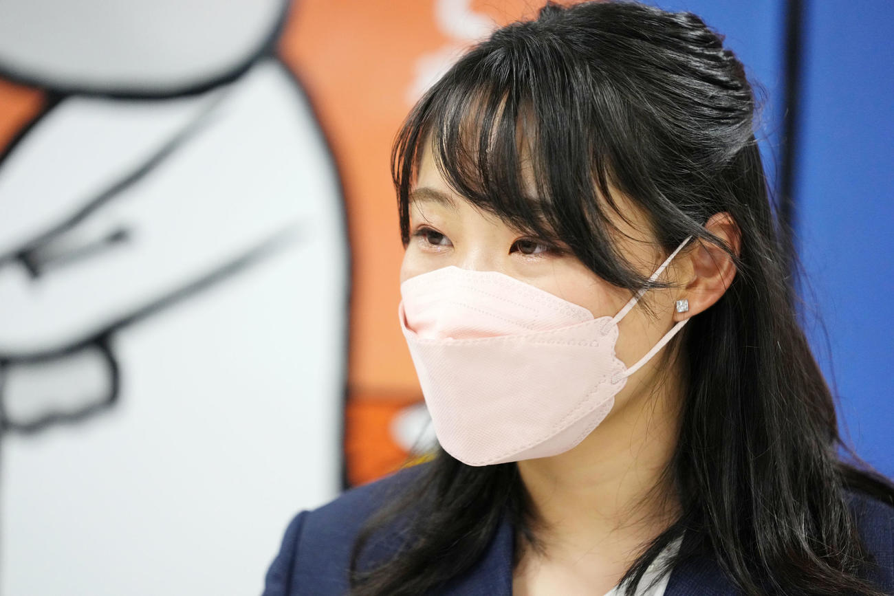 引退発表後、会見で思いを伝える高木真備（撮影・横山健太）