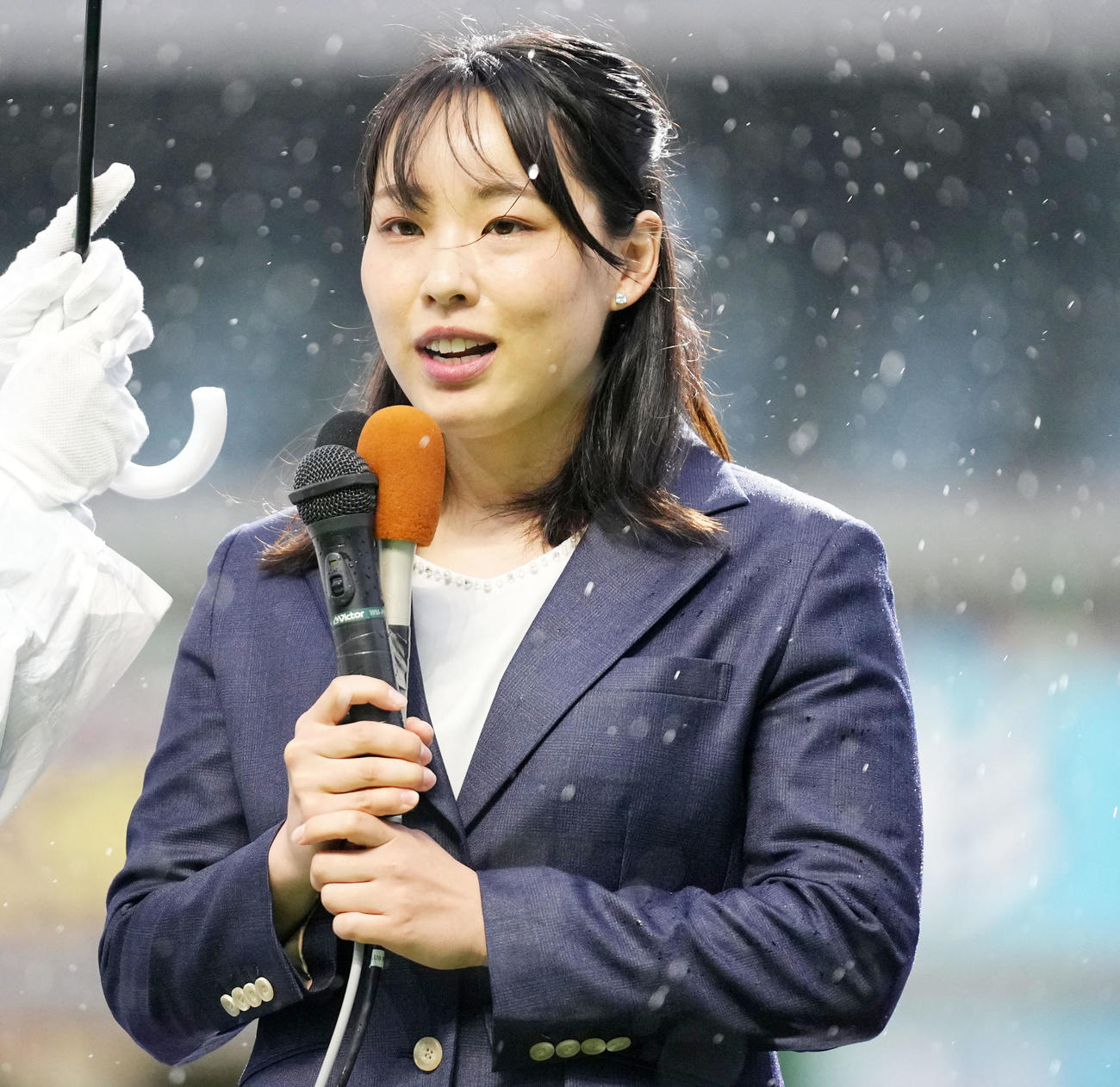 地元での優勝報告会で突然の引退を発表する高木真備（撮影・横山健太）