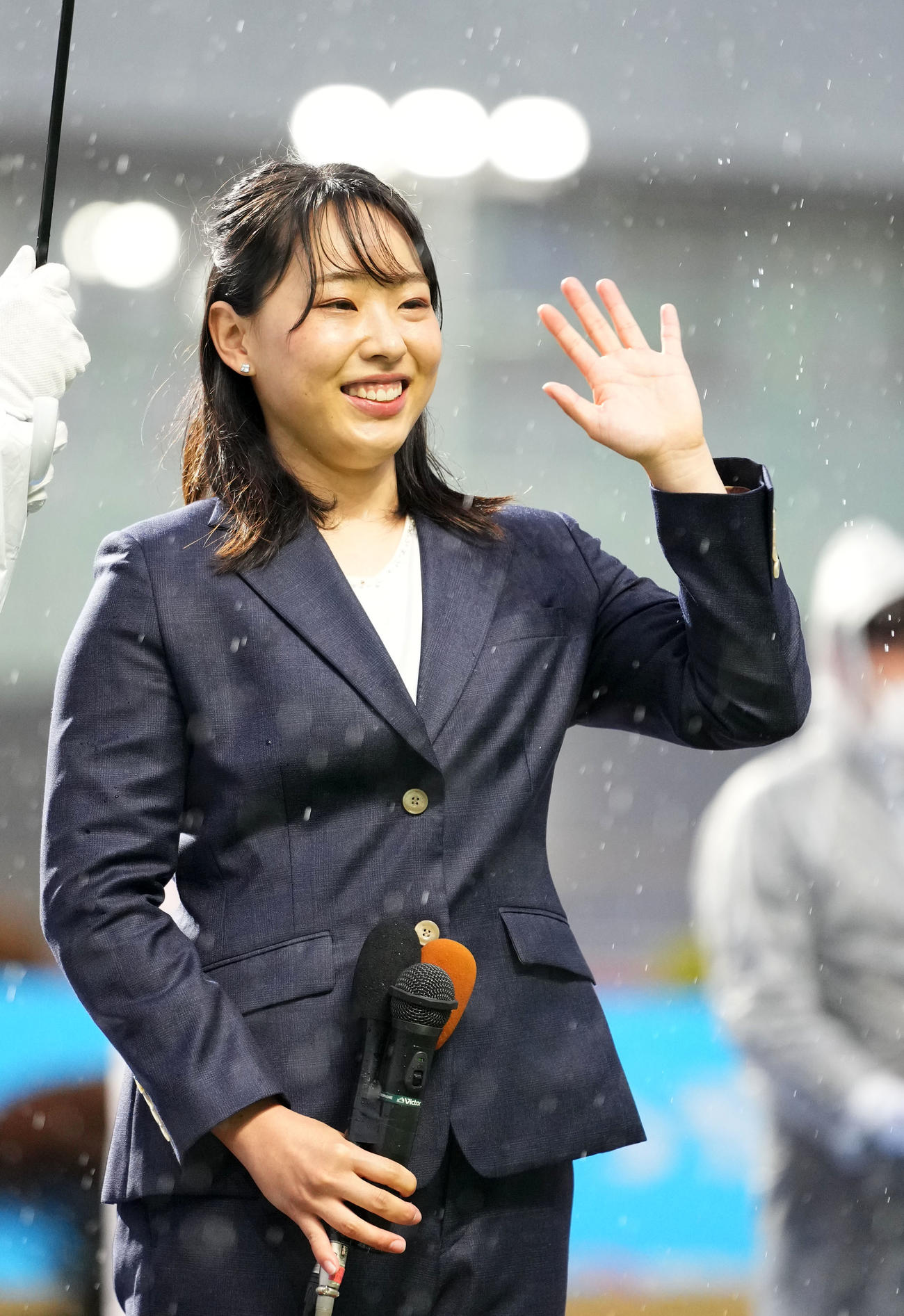 観客からの声援に笑顔を見せる高木真備（撮影・横山健太）
