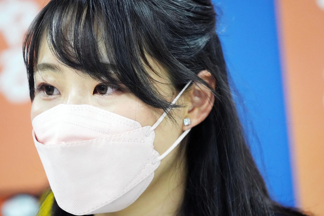 引退発表後、会見で思いを伝える高木真備（撮影・横山健太）