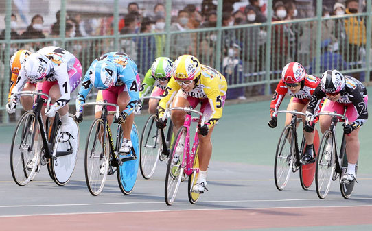 ガールズグランプリ2021（静岡）で優勝ゴールを駆け抜ける高木真備（中央）（2021年12月28日）