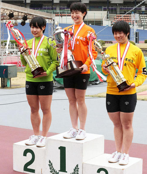 卒業記念レースの表彰台。左から準優勝の高木真備、優勝の石井貴子、決勝3着の小林優香（2014年3月26日）
