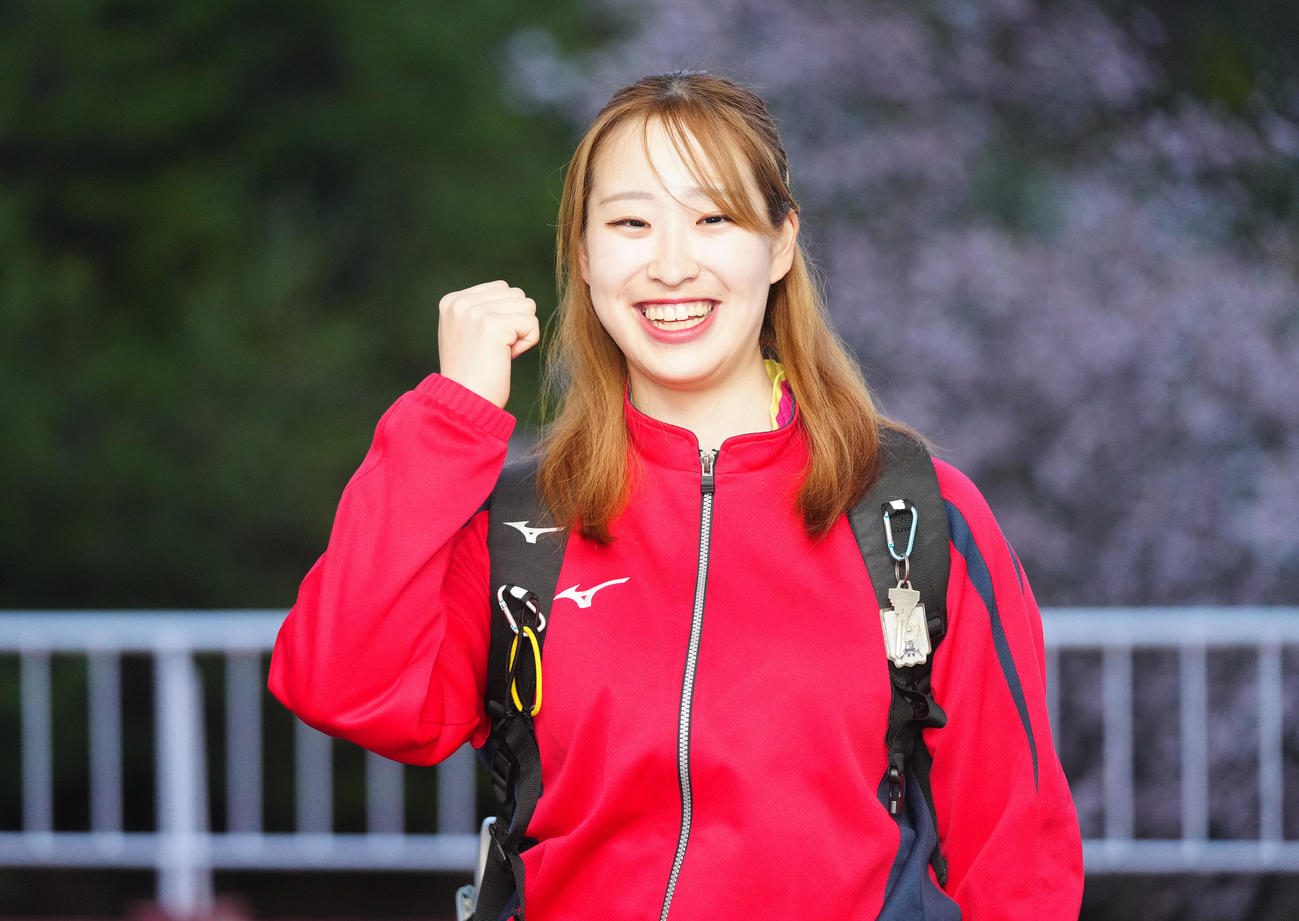 卒業記念レース前日、取材に応じ笑顔でガッツポーズを見せる又多風緑（撮影・江口和貴）
