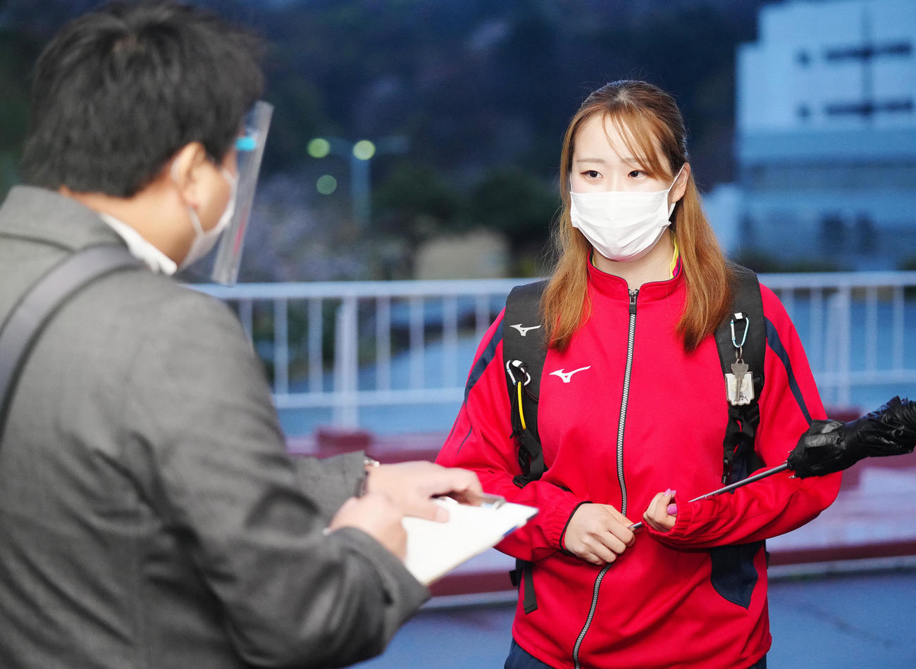 卒業記念レース前日、取材に応じる又多風緑（右）（撮影・江口和貴）