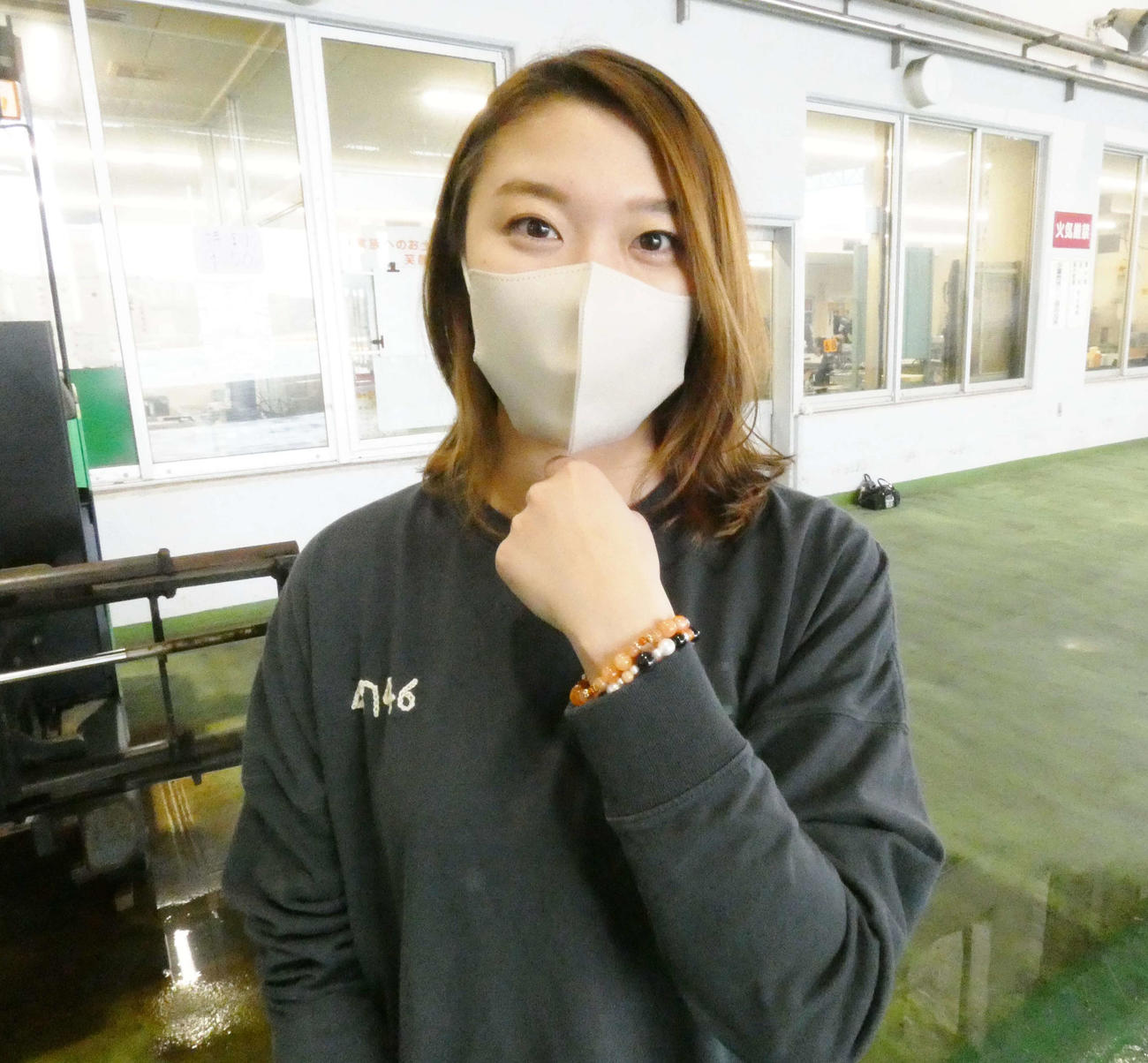 母手作りの数珠ブレスレットを身につける大豆生田蒼が、優出を目指す（撮影・前原一樹）