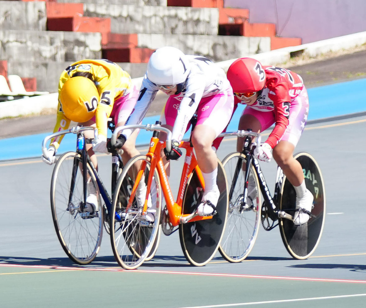 卒業記念レースのガールズ予選1回戦で1着となった塩田日海（左から2人目）（撮影・江口和貴）