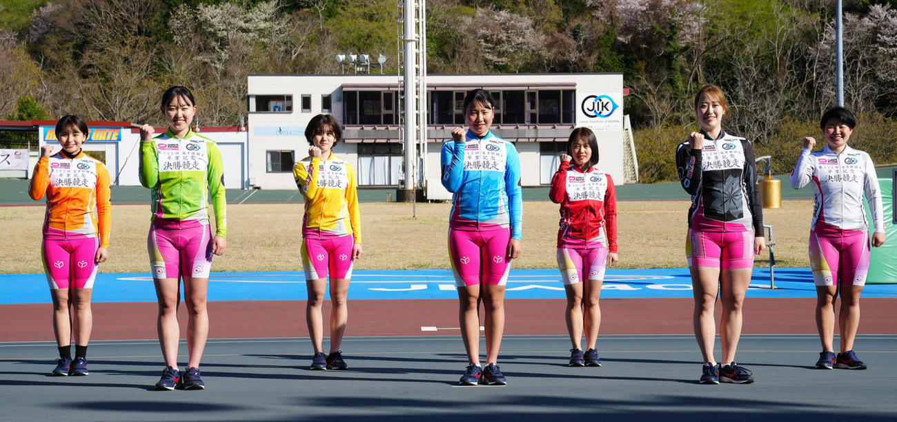 卒業記念レースのガールズ決勝に出場する選手たち。右から畠山ひすい、又多風緑、渡辺栞奈、渡部遥、池上あかり、浜地晴帆、塩田日海（撮影・江口和貴）