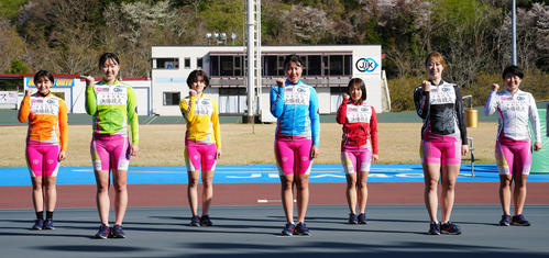 卒業記念レースのガールズ決勝に出場する選手たち。右から畠山ひすい、又多風緑、渡辺栞奈、渡部遥、池上あかり、浜地晴帆、塩田日海(撮影・江口和貴)