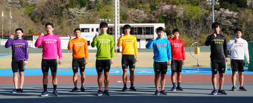 卒業記念レースの122期決勝に出場する選手たち。右から東矢圭吾、山口多聞、纐纈洸翔、中釜健次、小西晴己、真鍋顕汰、梅崎隆介、日高裕太、松本秀之慎(撮影・江口和貴)