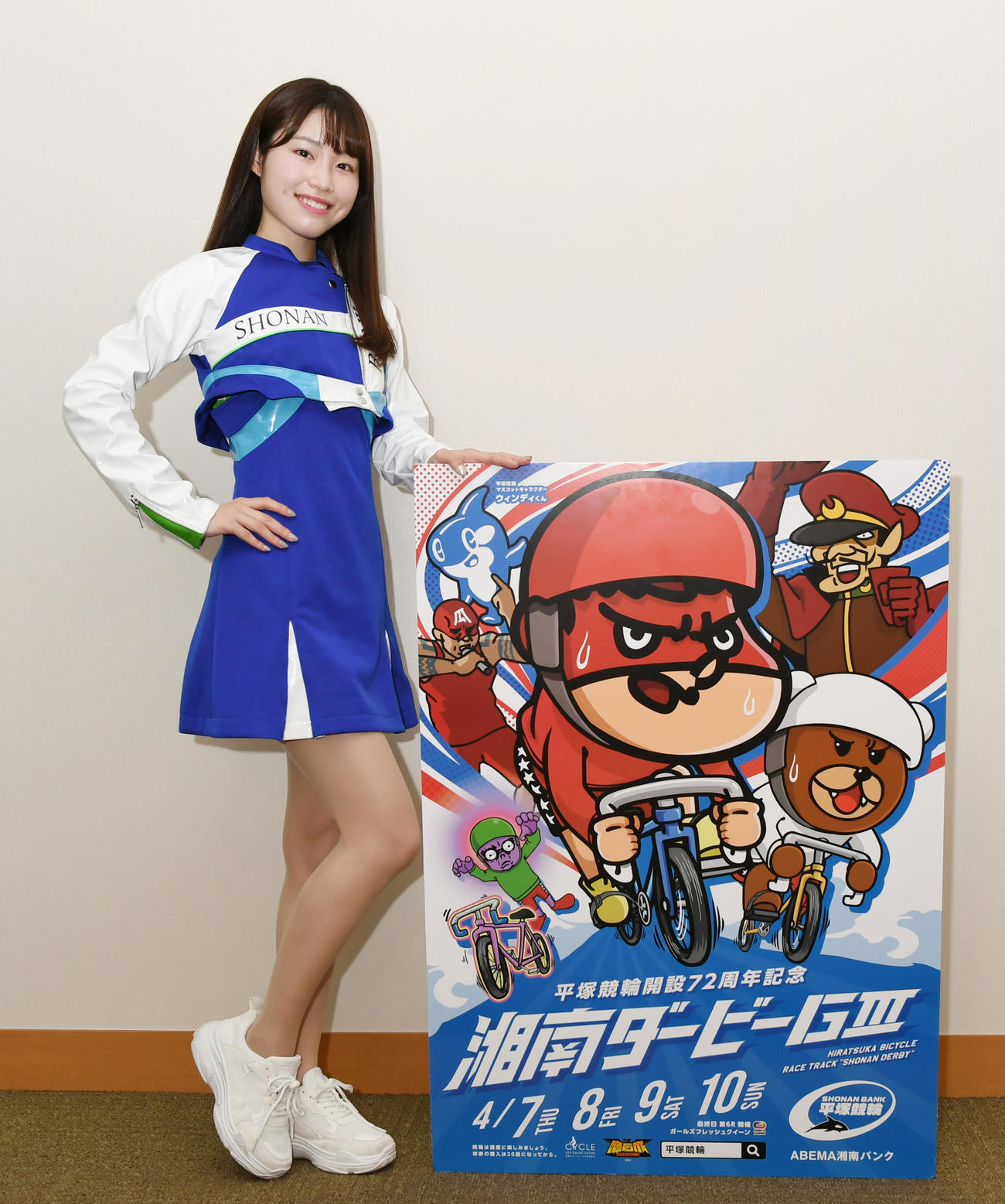 平塚競輪・湘南ダービーのPRに来社したバンクエンジェルの緒方千捺（撮影・酒井清司）