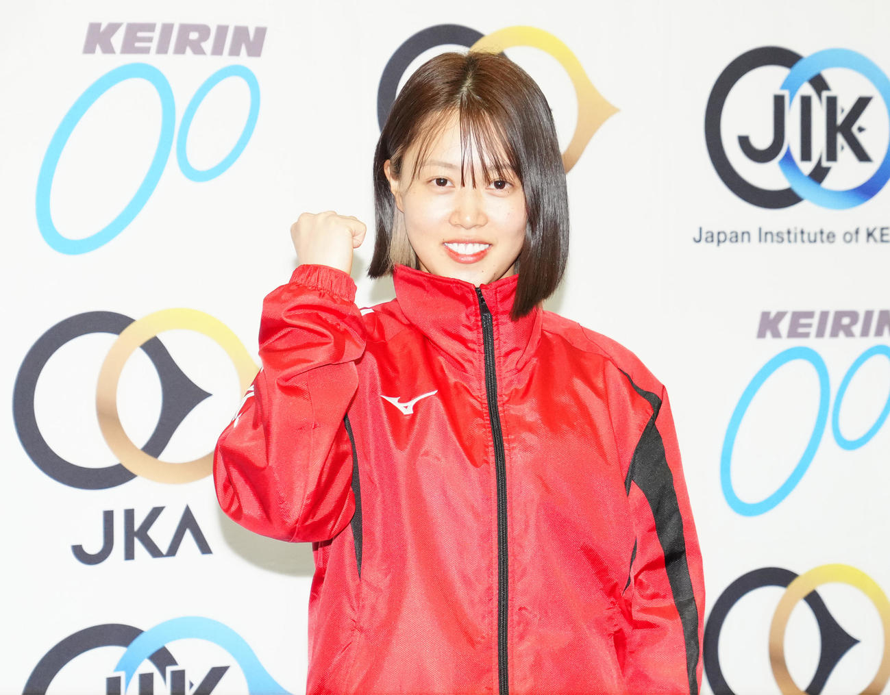女子の卒業記念レースで3位となり会見で写真に納まる渡辺栞奈（撮影・江口和貴）