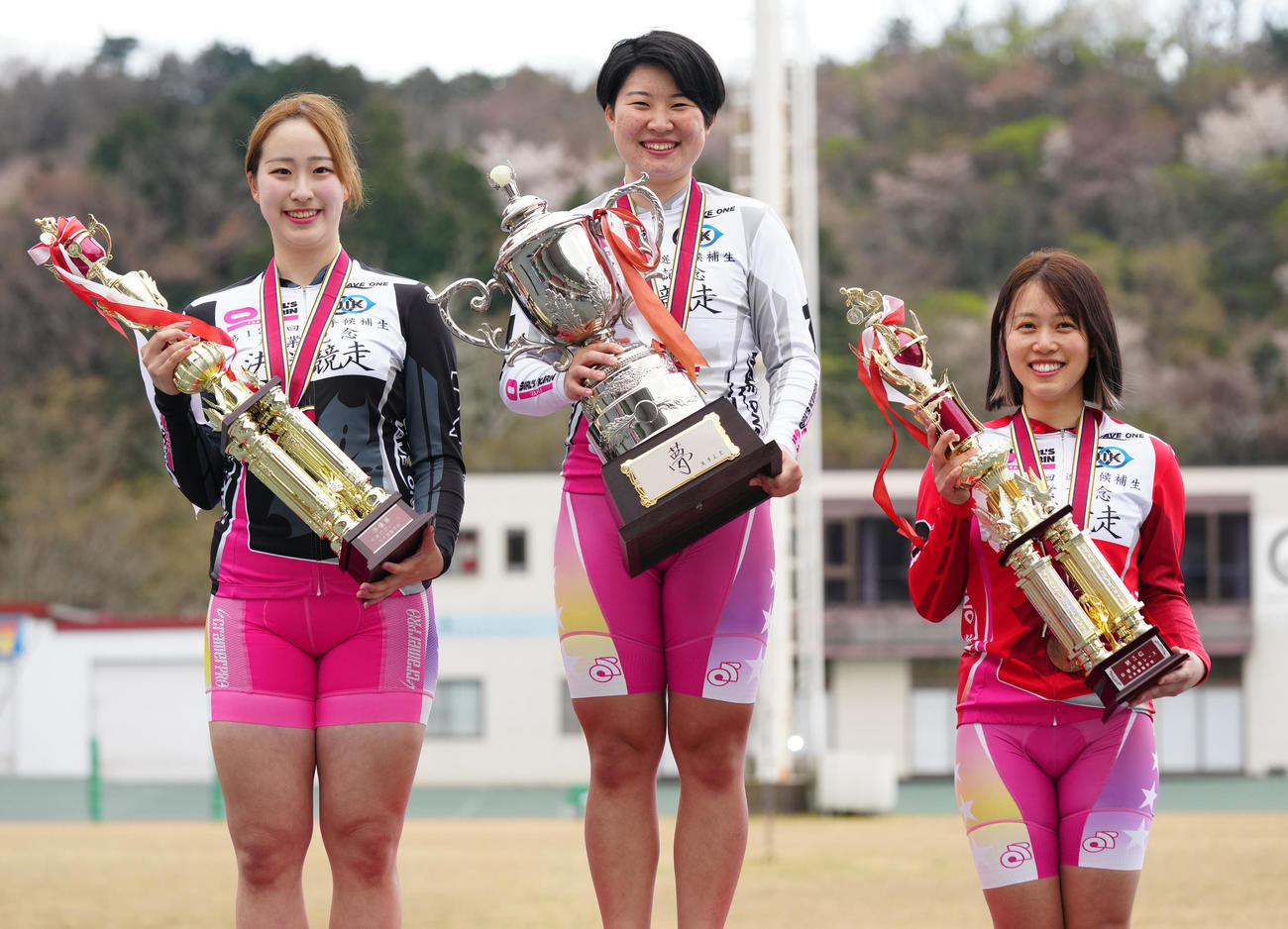 卒業記念レースで優勝した畠山ひすい（中央）。左は2位の又多風緑、右は3位の渡辺栞奈（撮影・江口和貴）