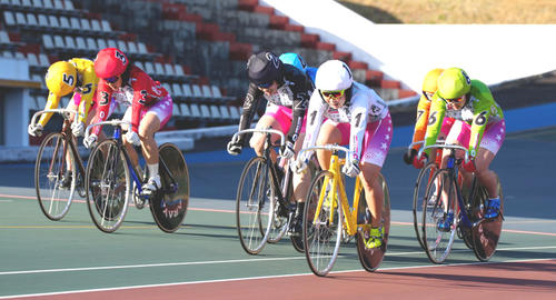 ガールズ卒業記念レース決勝、優勝した畠山ひすい（右から3人目）（撮影・江口和貴）