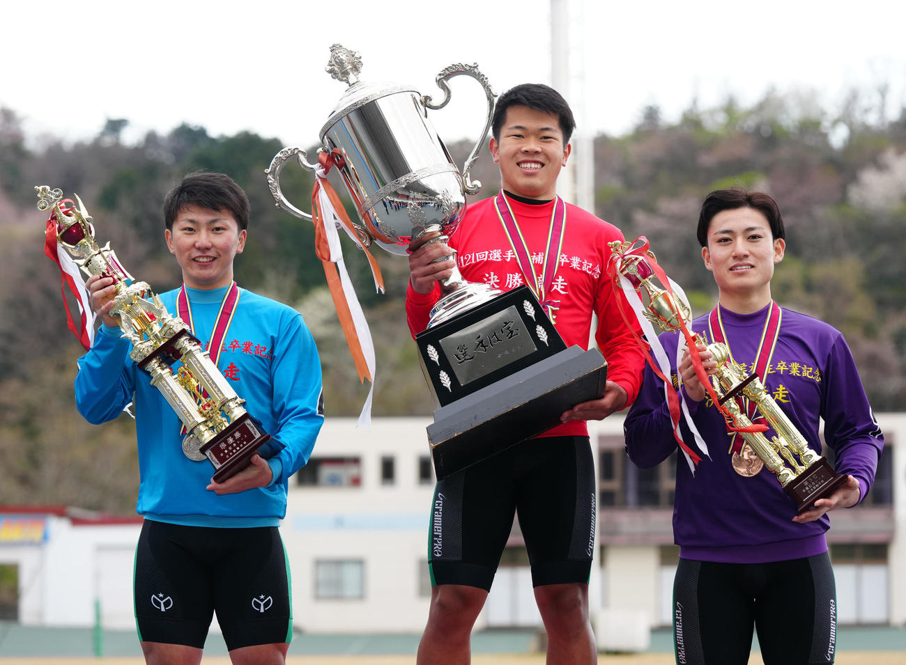 121期卒業記念レースで優勝した纐纈洸翔（中央）、準優勝の中釜健次（左）、決勝3着の松本秀之慎（撮影・江口和貴）
