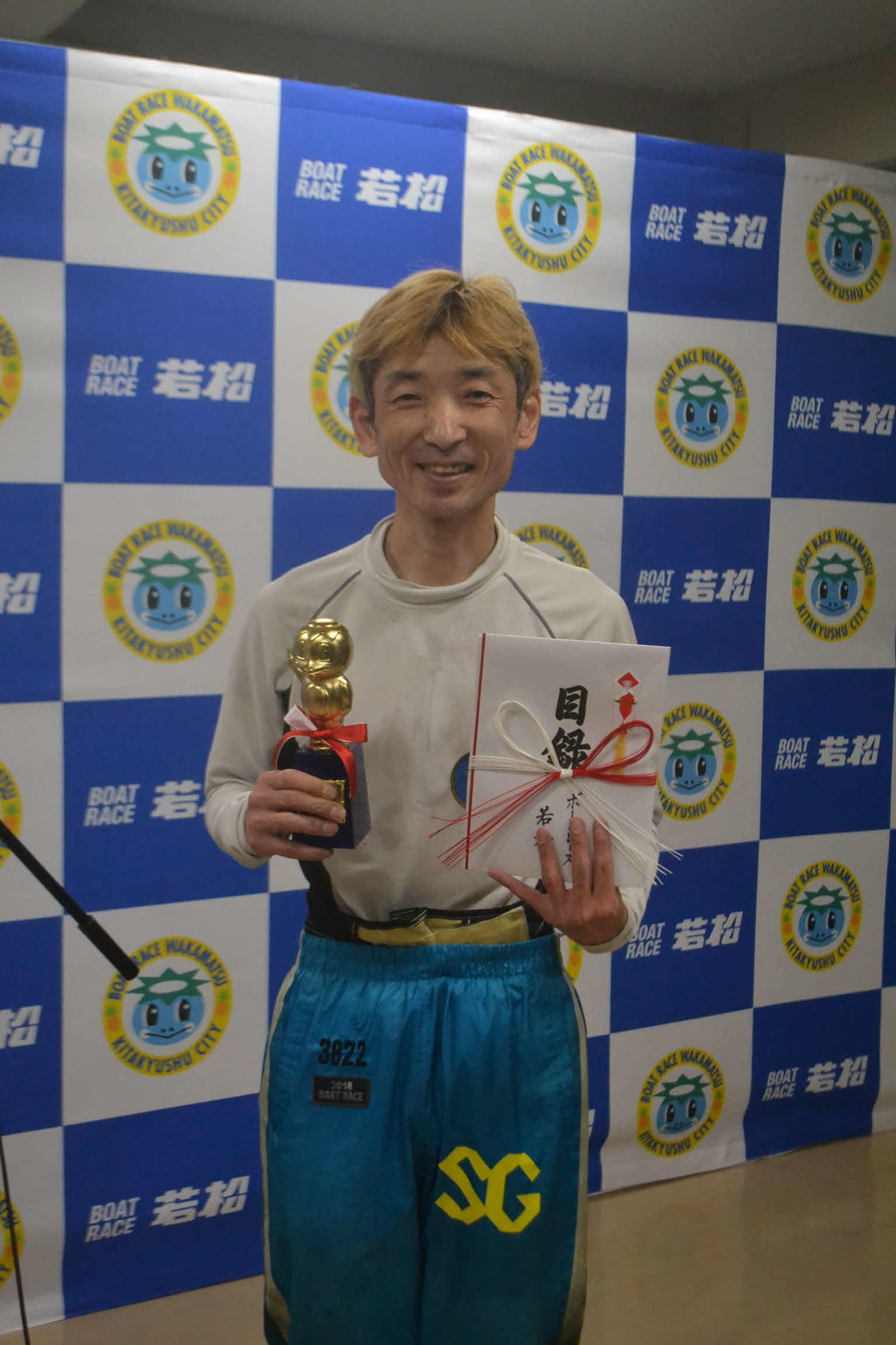 逆転で今年初優勝の平尾崇典は、トロフィーと副賞の自宅でも愛用しているシャボン玉石けんの目録を手に満面の笑みを浮かべた