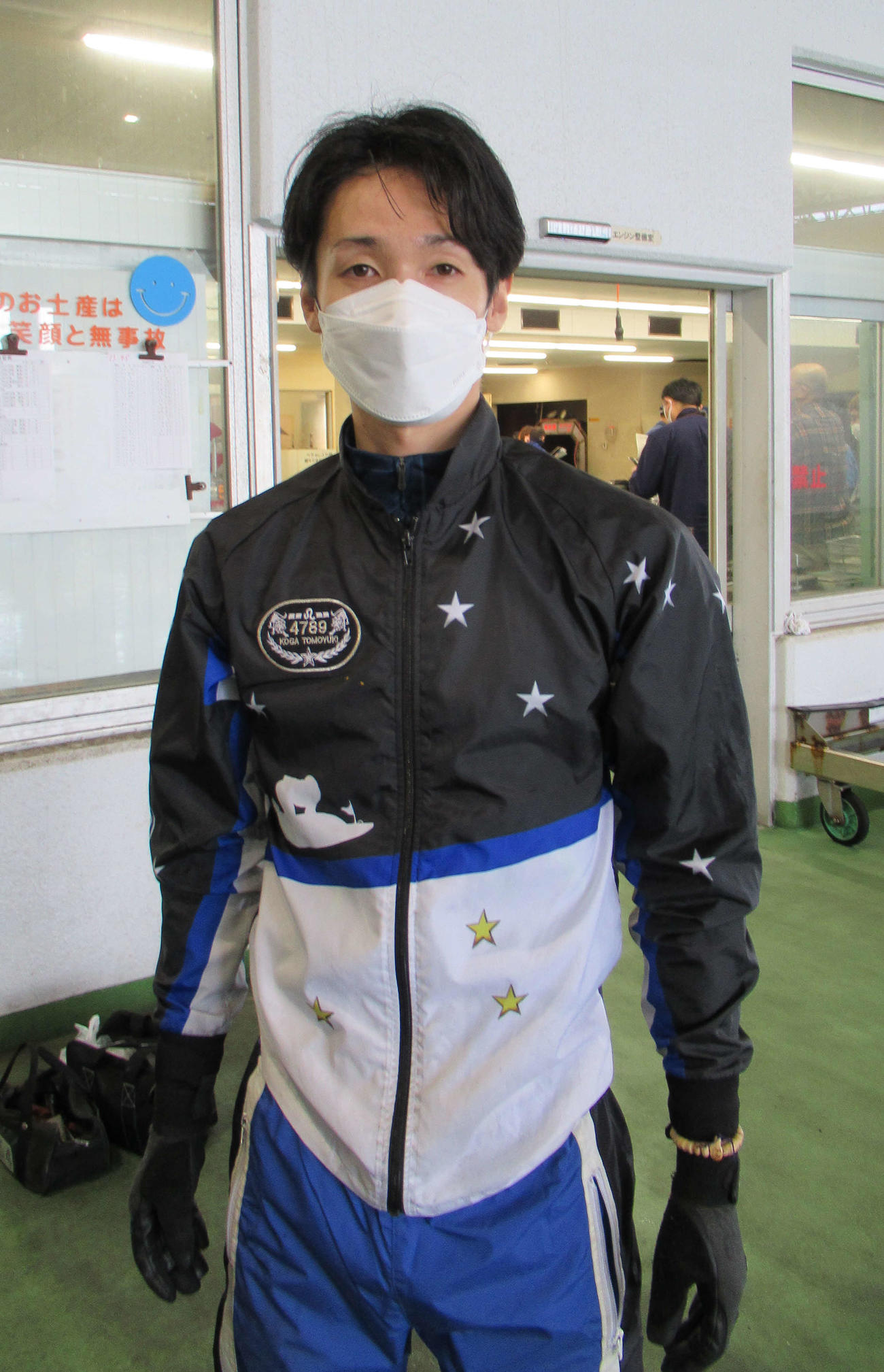 前回優勝の45号機を手にした古賀智之（撮影・高田和典）