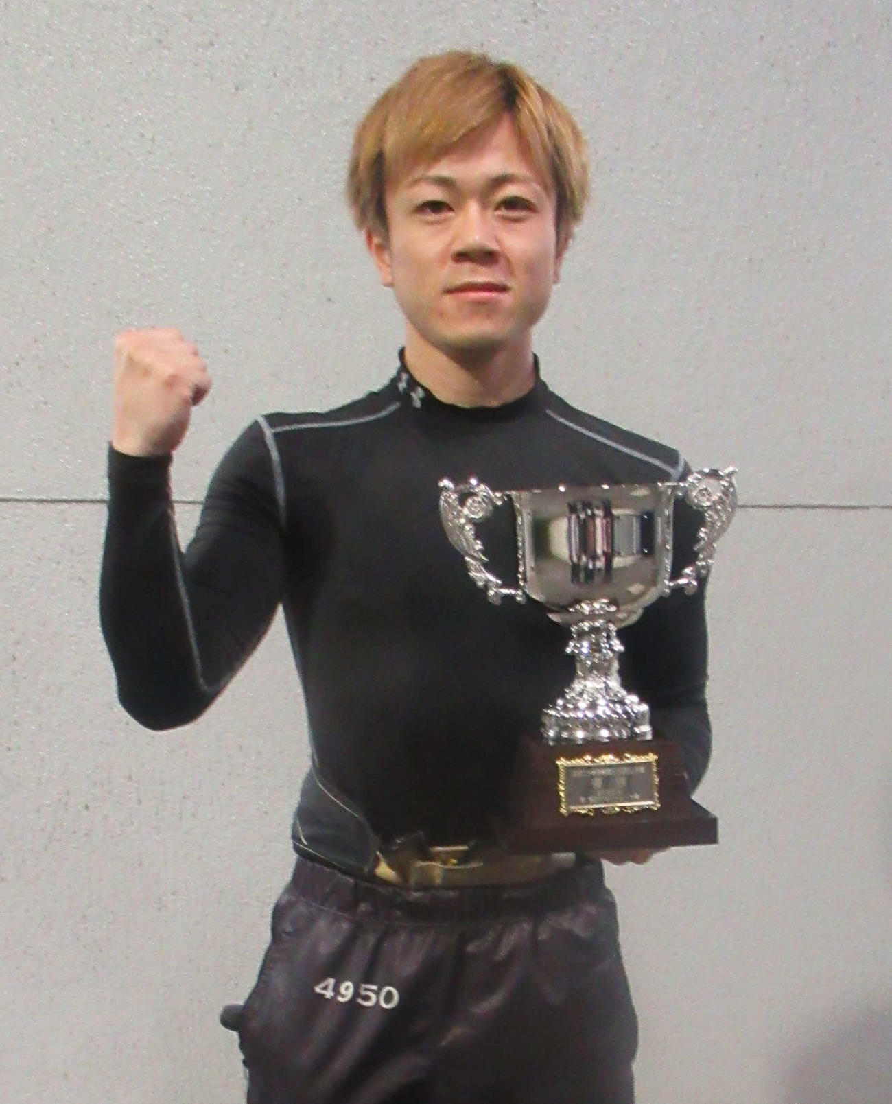 デビュー初優勝を飾った高岡竜也（撮影・奈島宏樹）