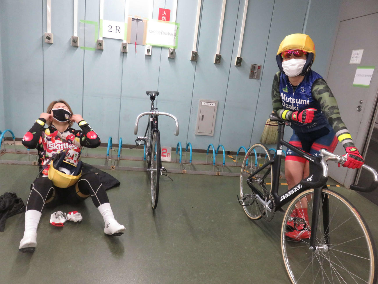 前橋競輪　指定練習へ準備する尾崎睦（右）と板根茜弥（撮影・野島成浩）