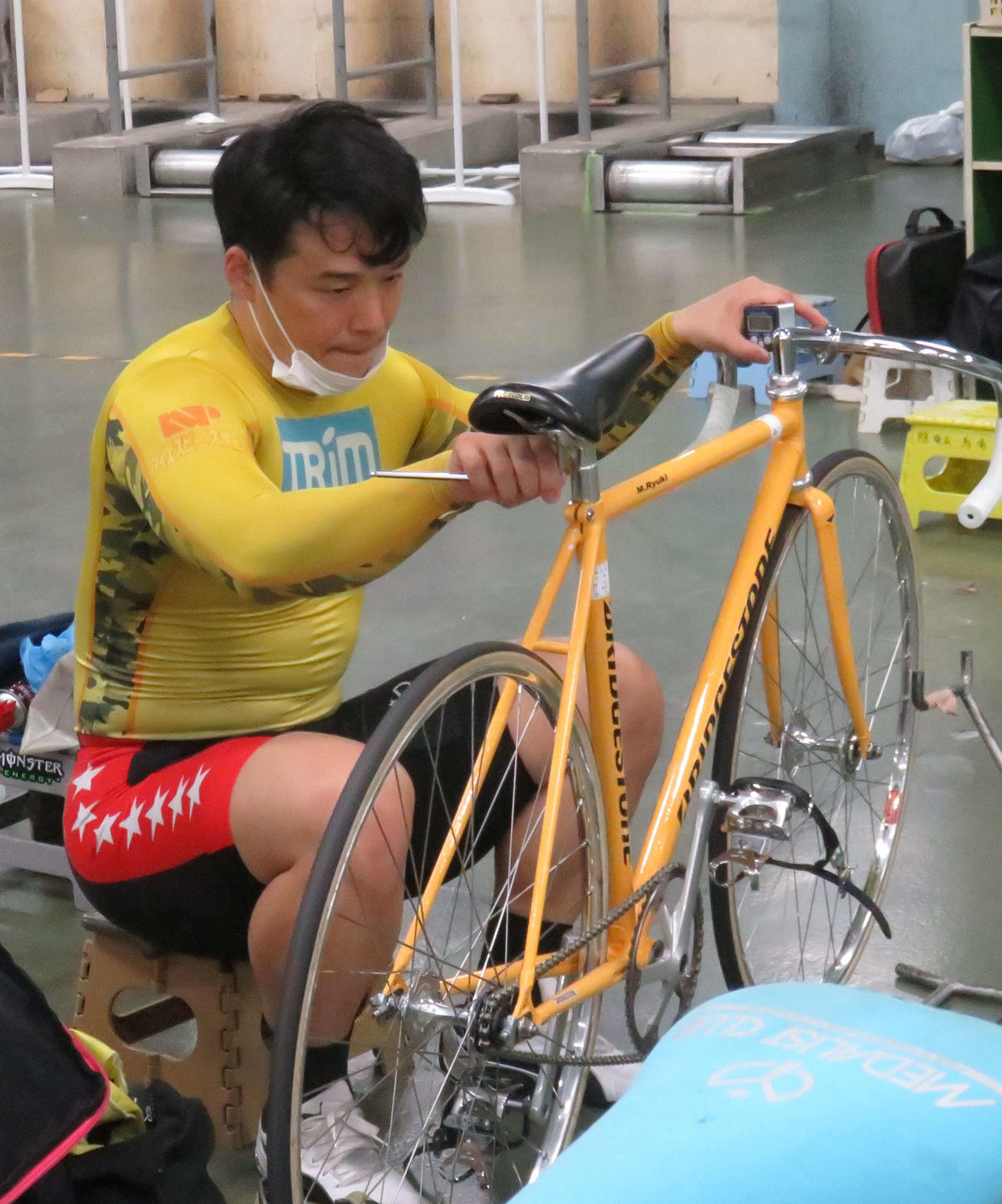 レース後にサドルを微調整する三谷竜生（撮影・野島成浩）