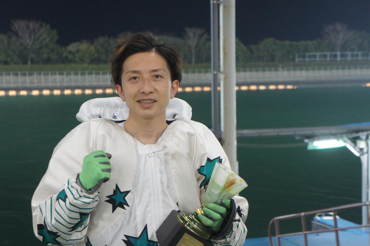 前田将太がイン速攻で下関を連覇してガッツポーズ