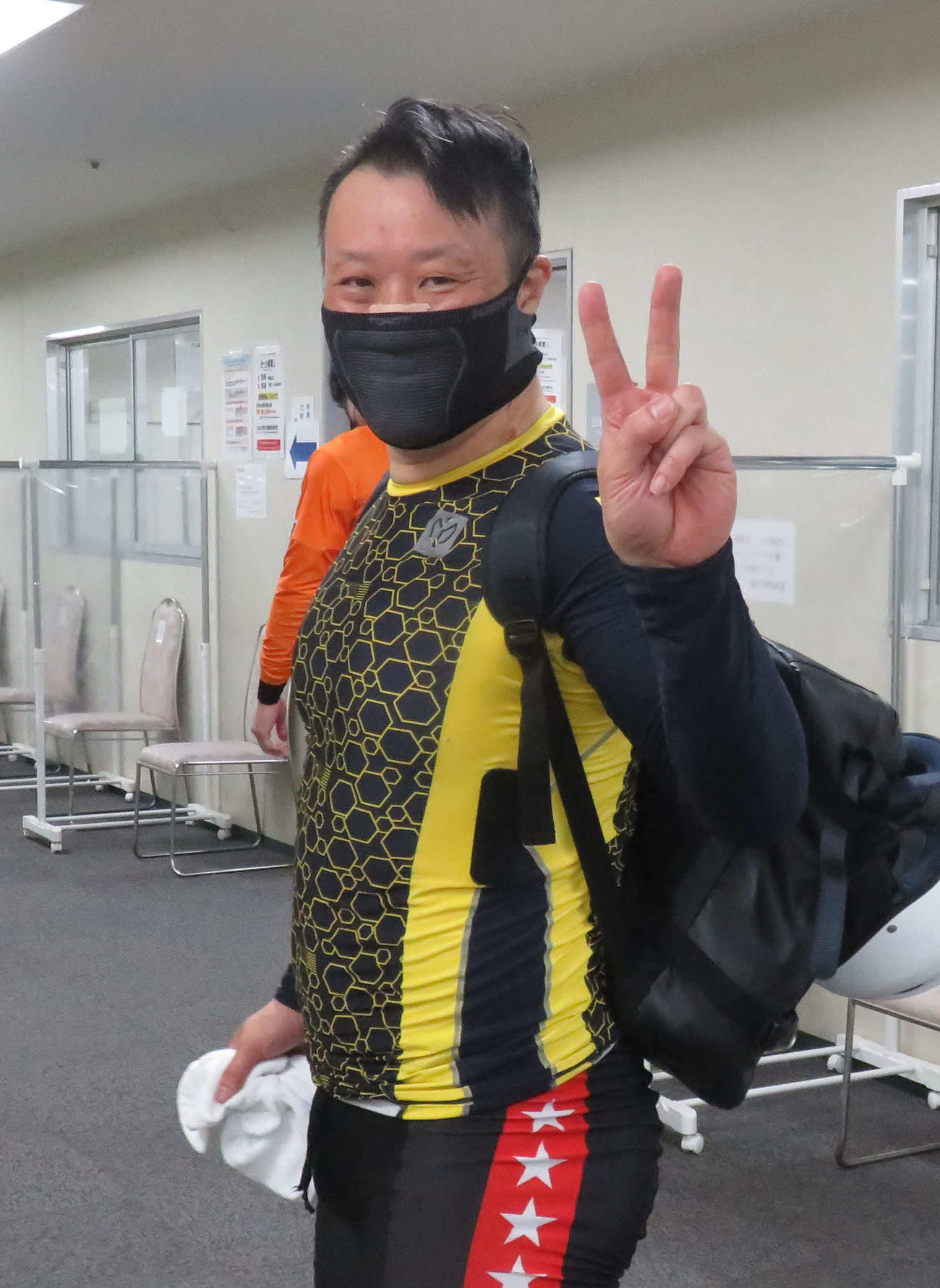 恩師・鈴木保巳氏の冠大会で白星を挙げてVサインする金子真也