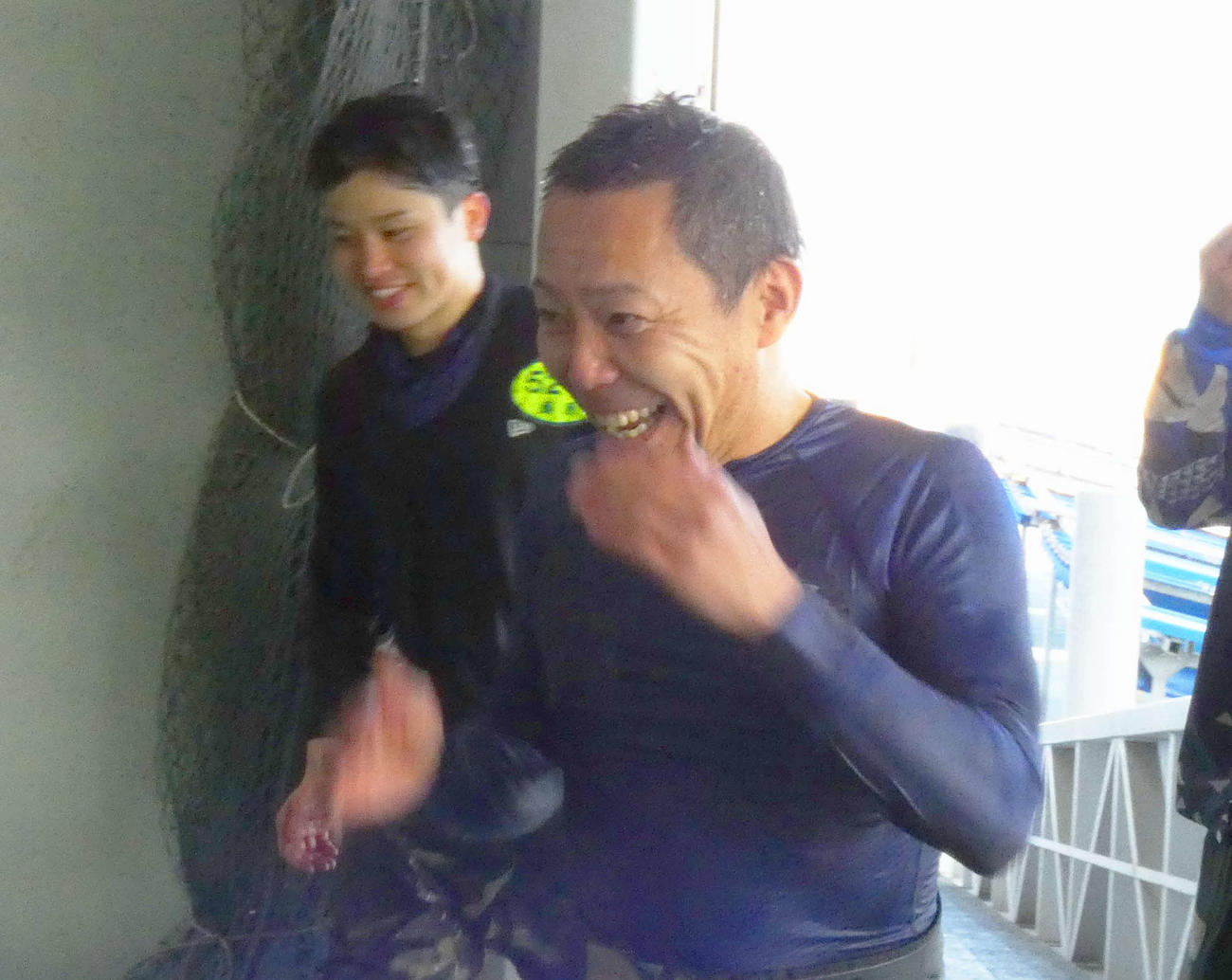 水神祭を終えた伊藤誠二、後ろには5Rを一緒に走った藤原碧生（撮影・前原一樹）