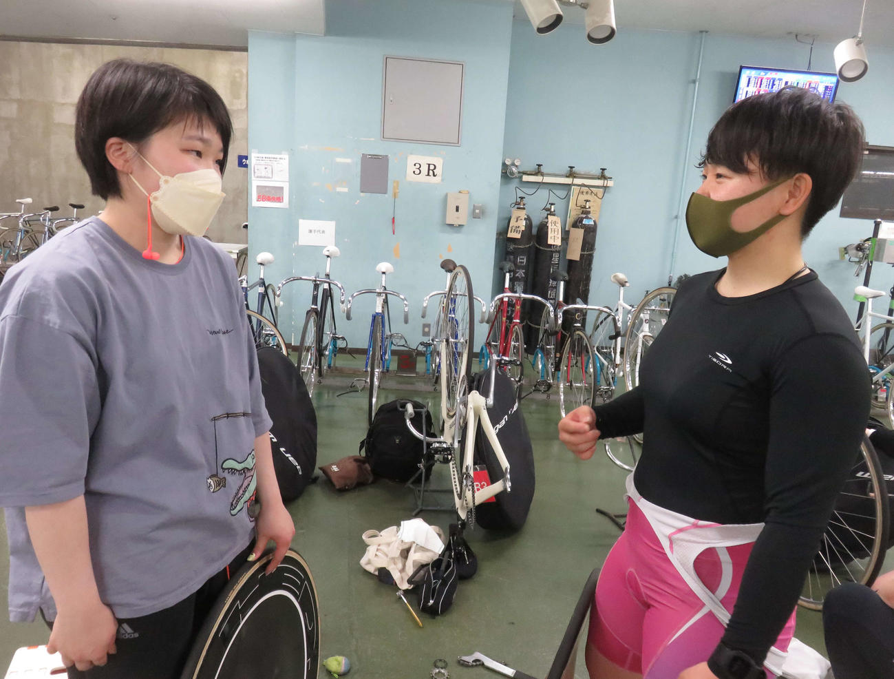 決勝進出した刈込奈那（左）と蛯原杏奈が互いのレースぶりを褒める（撮影・野島成浩）