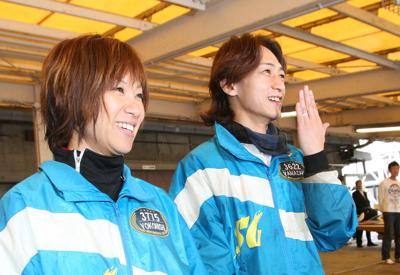 11年5月のSG笹川賞、ピットで指輪を見せながら笑顔の山崎智也（右）と横西奏恵