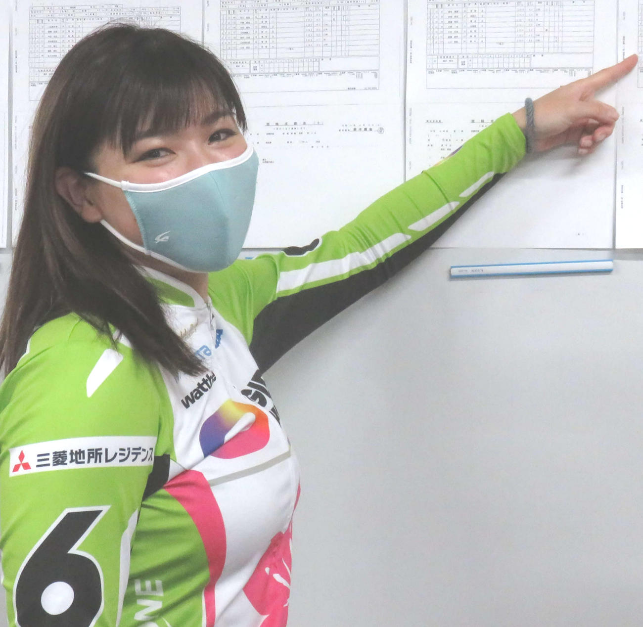 予2・6Rの成績表で上がりタイムを確認する永塚祐子