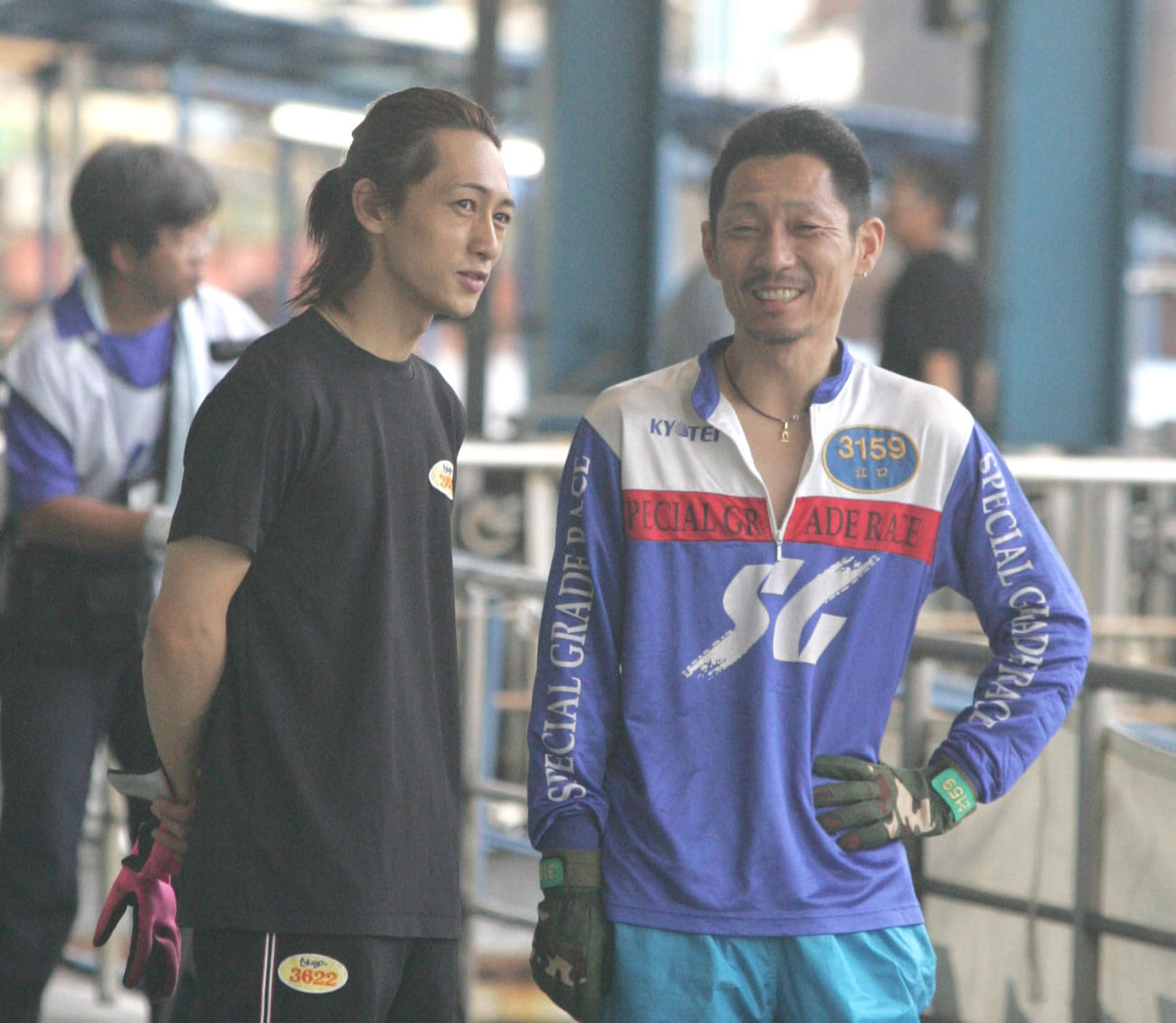 レースの合間、談笑する江口晃生（右）と山崎智也（2008年8月撮影）