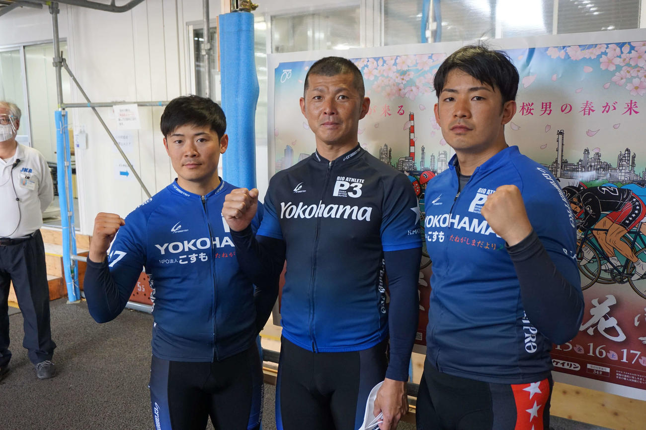松谷秀幸は弟弟子の佐々木真也（左）佐々木龍（右）と健闘を誓い合った