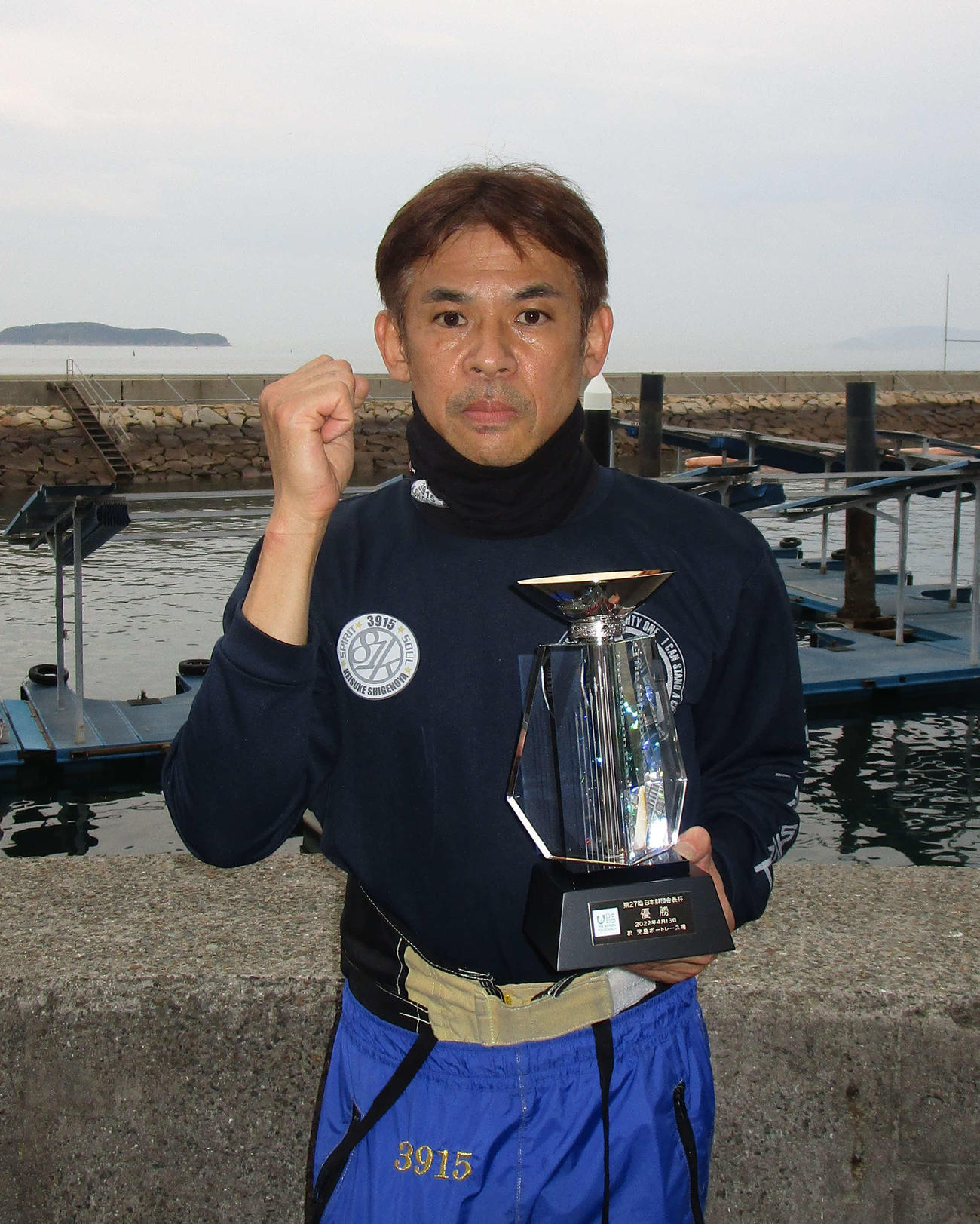 今年初Vを決め、トロフィーを手にポーズを取る繁野谷圭介
