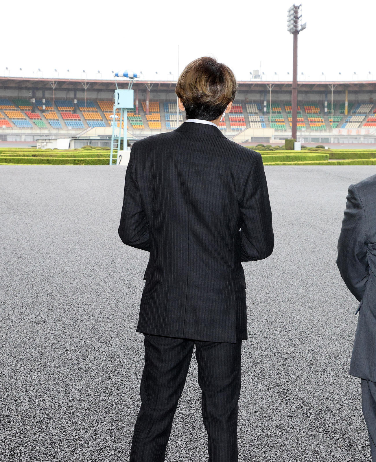 川口オートレース場のコースを見つめる森且行（撮影・鈴木正人）
