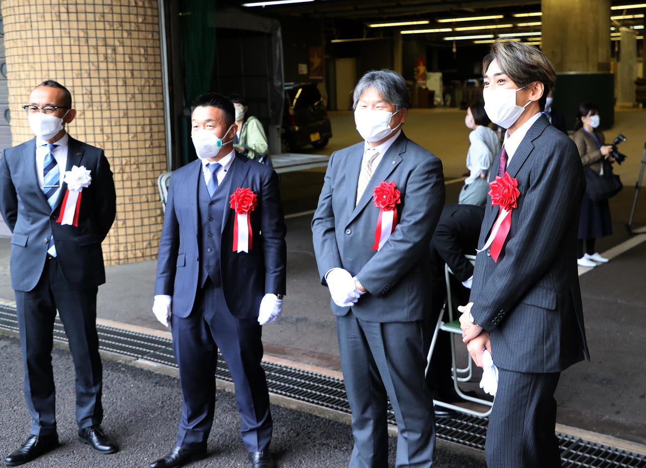 川口オートレース場のコースを見つめる森且行（右）（撮影・鈴木正人）