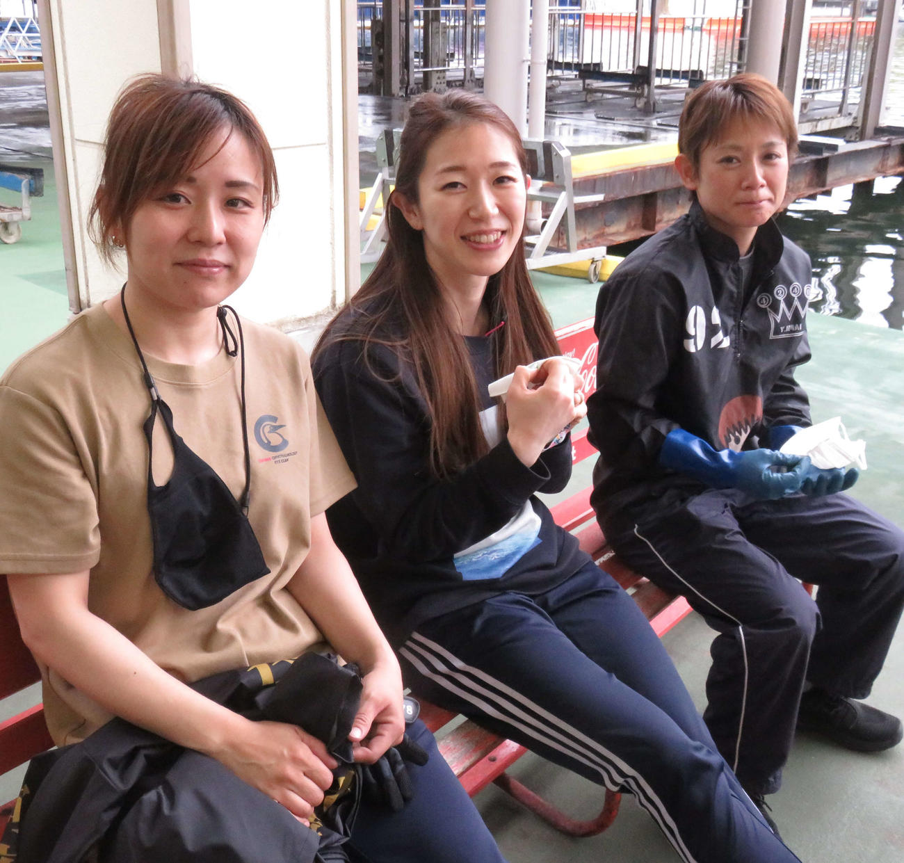 原田佑実（中央）が同じく3日目に2連対を果たした桜本あゆみ（左）や今井裕梨と談笑する（撮影中のみマスクを外す）
