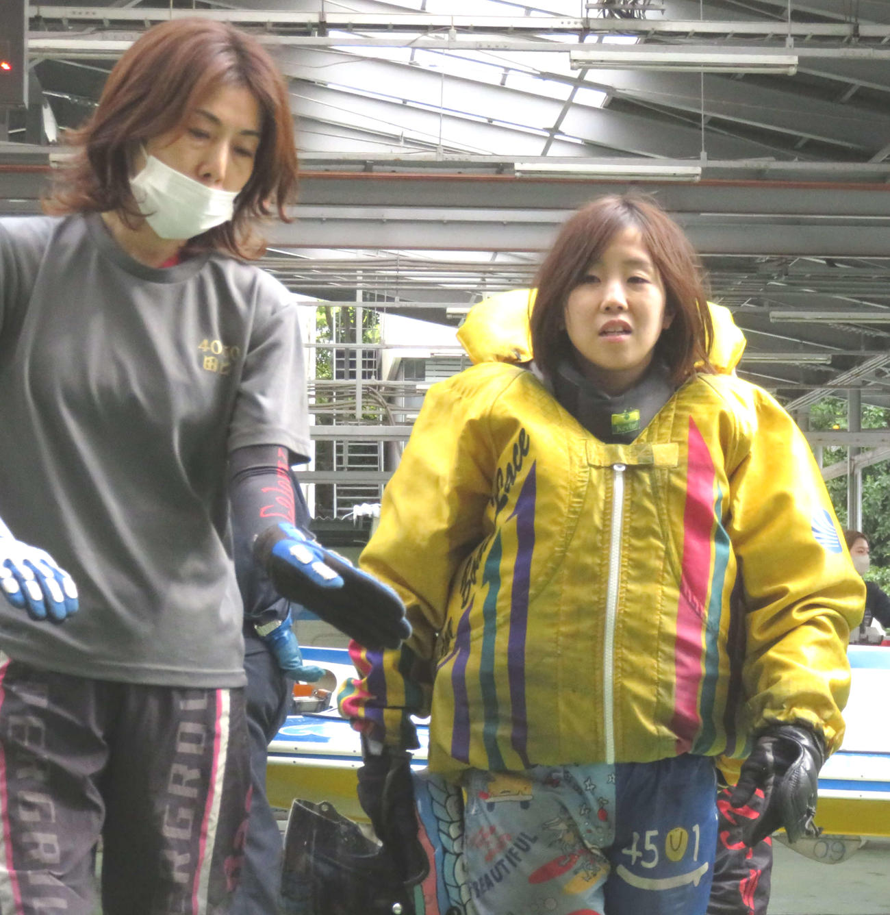 樋口由加里（右）が師匠の田口節子からアドバイスを受けた