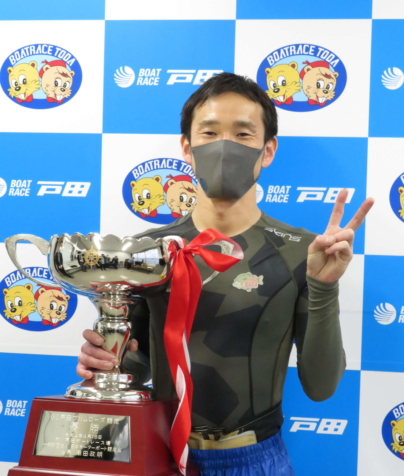 優勝カップを手に、G1・4度目優勝を喜ぶ馬場貴也