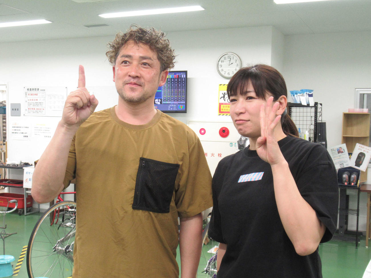 石井毅（左）と永塚祐子の師弟コンビが初日の結果をポーズで表現した（撮影・山田敏明）