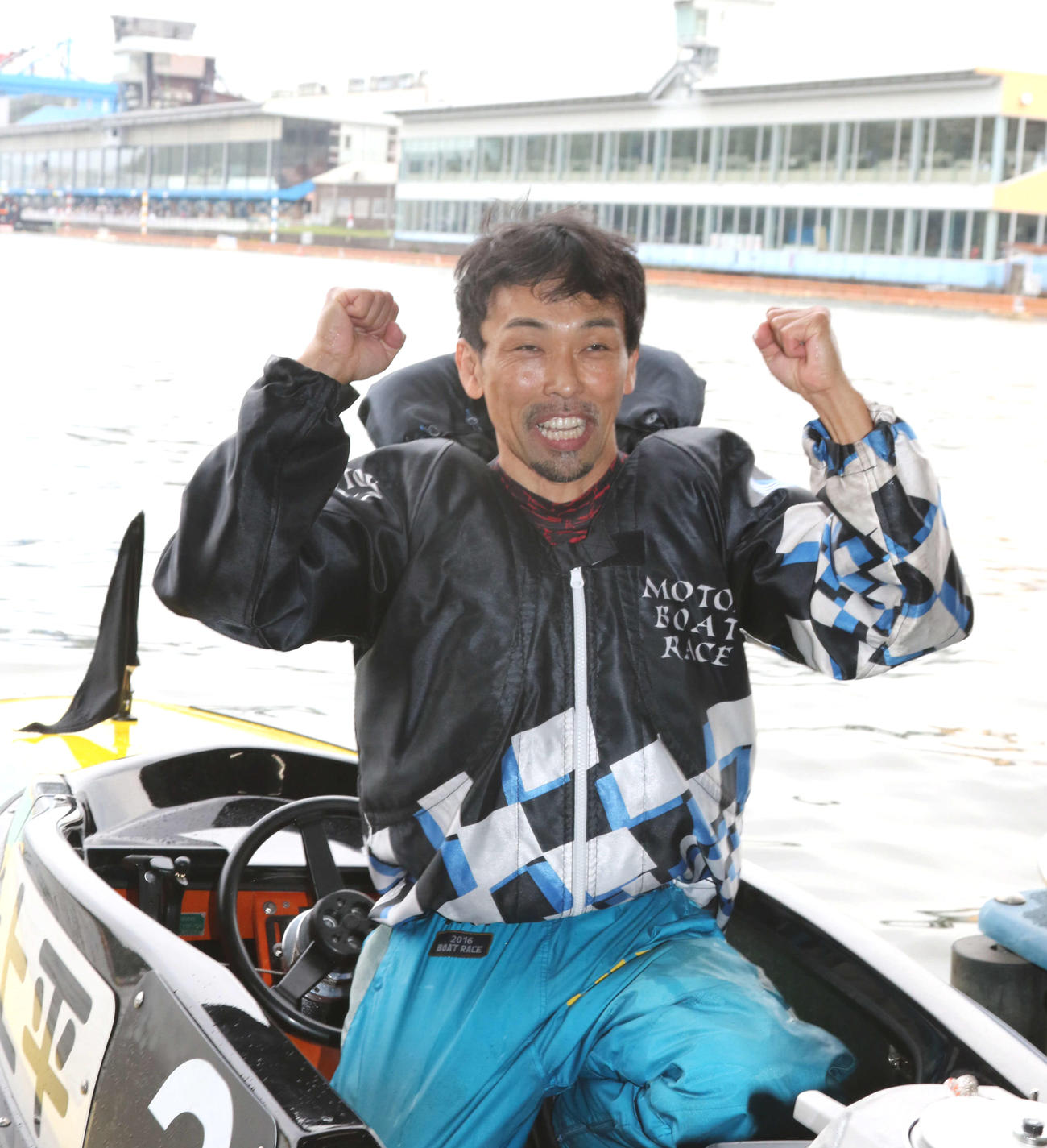 優勝戦を制し喜ぶ上平真二（撮影・渦原淳）