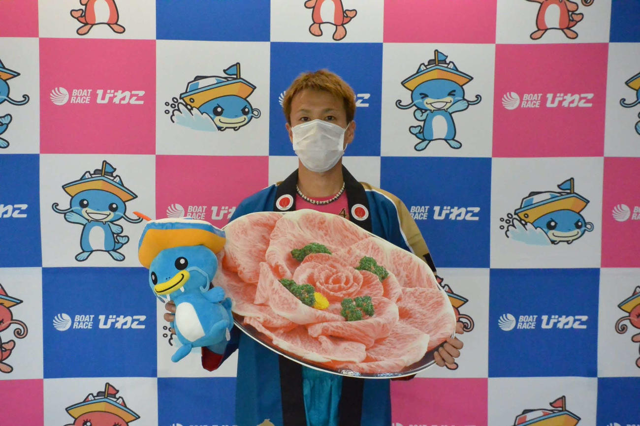 優勝した磯部誠が、副賞の近江牛A5ランク肉1キロを手にした