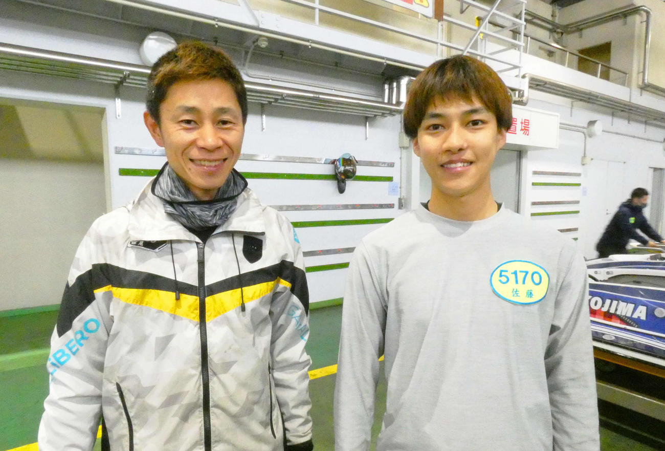 左から師匠の妹尾忠幸と弟子の佐藤太亮。弟子の活躍を見て笑みがこぼれる師匠