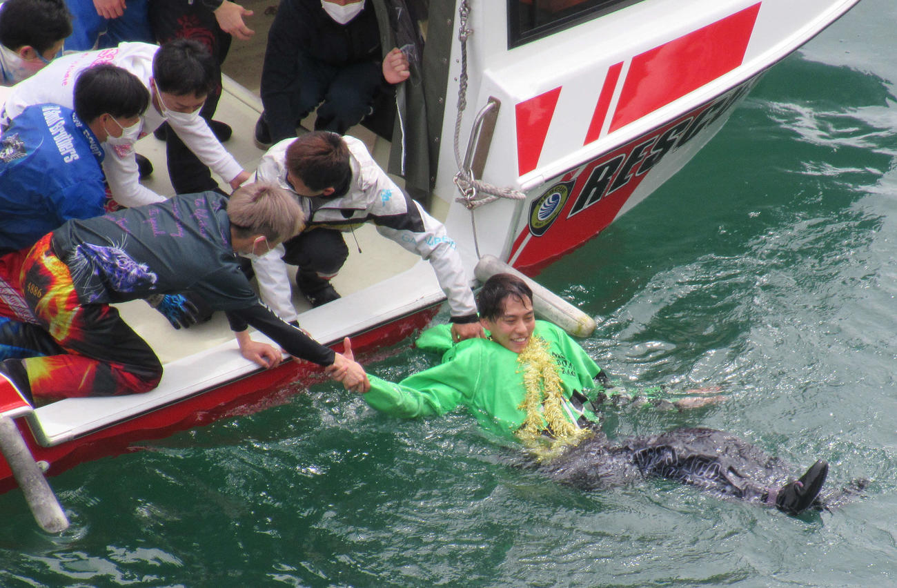 デビュー初1着を手にした佐藤太亮が笑顔で飛び込んだ（撮影・高田和典）